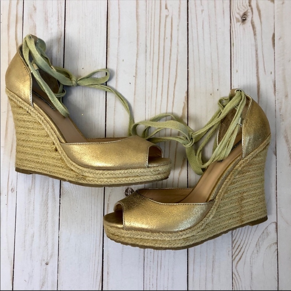 Charles David wedge
